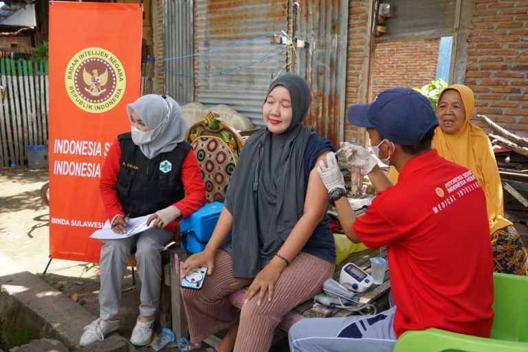 Kelurahan Ela-Ela Gelar Vaksinasi Door To Door