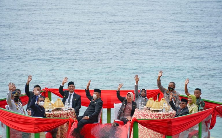Bupati Lantik Sekda Bulukumba Ali Saleng di Kawasan Wisata Titik Nol Bira
