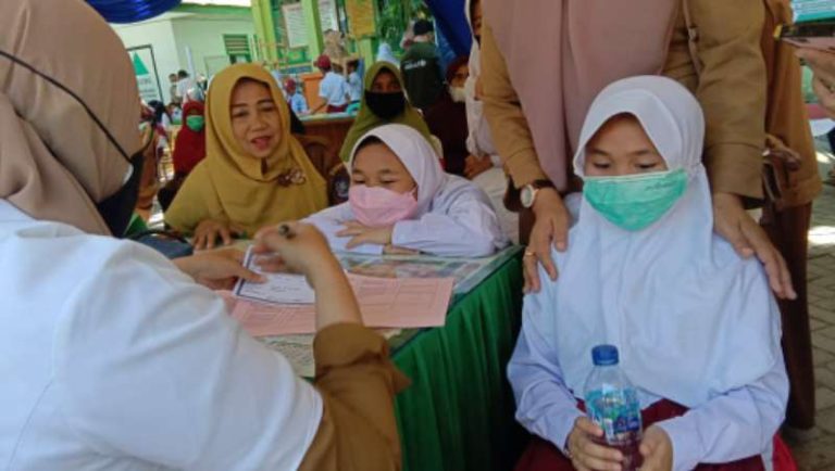 Siswa SD di Bulukumba Antusias Vaksin, Dua Putri Kapolres juga Ikut