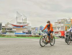 Naik Sepeda Keliling Kota, Andi Utta Singgah Sapa Warga Pesisir Pantai Merpati