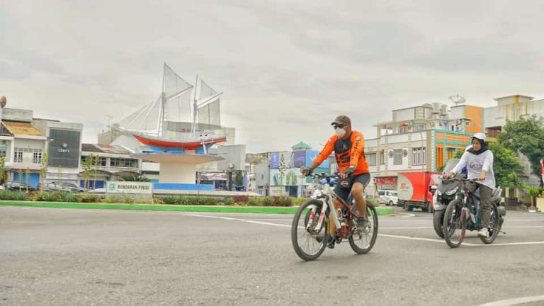 Naik Sepeda Keliling Kota, Andi Utta Singgah Sapa Warga Pesisir Pantai Merpati
