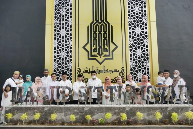 Bupati Andi Utta Resmikan Masjid Bentuk Ka’bah di Tanete