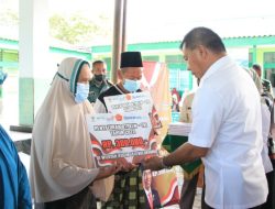 Bupati Andi Utta Serahkan Bantuan Tunai Kepada PKL