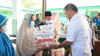 Bupati Andi Utta Serahkan Bantuan Tunai Kepada PKL