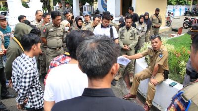 Terima Demo di Halaman Kantor, Andi Utta : Berikan Kesempatan Inspektorat Bekerja