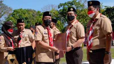 Wabup Edy Manaf Terima Pancawarsa di Acara Pelepasan Jambore Nasional