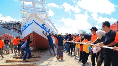 Ritual Songkabala, Annyorong Lopi dan Tanam Bitti Awali Festival Pinisi