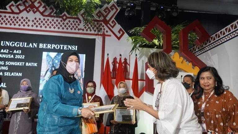 Produk Tas Anyaman Lontar Atap Konjo, Harumkan Bulukumba di Kancah Nasional