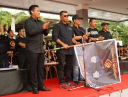 Dilepas Bupati Andi Utta, Ribuan Orang Berbusana Hitam Ikuti Karnaval Budaya