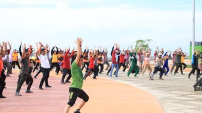Jumat Pagi, TNI Polri dan Pemda Berbaur Senam Bersama di Pantai Merpati