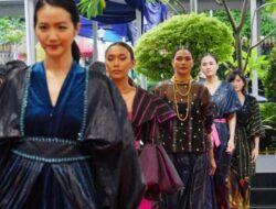 Busana Kain Kajang dan Bira Tampil di Fashion Show Inacraft 2023