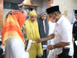 Safari Ramadan, Bupati Andi Utta Serahkan Gajinya untuk Guru Mengaji