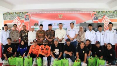 Bulukumba Berzakat, Bupati Andi Utta Tunaikan Zakat Fitrah dan Bagikan Paket Lebaran Ceria kepada Petugas Kebersihan