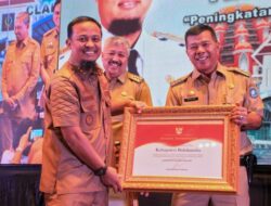 Bupati Andi Utta Terima Penghargaan Mitigasi dan Adaptasi Perubahan Iklim