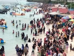 Pengunjung Pantai Tanjung Bira Membeludak di Libur Idul Adha, Karcis Terjual Capai 17.380