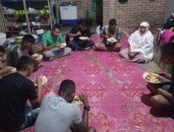 Jalin Kebersamaan, Personil Satgas TMMD Makan Malam Bersama di Rumah Warga