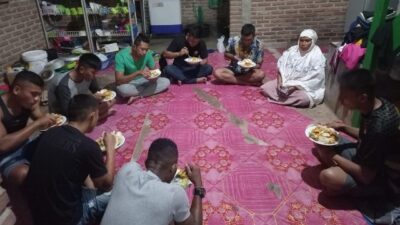 Jalin Kebersamaan, Personil Satgas TMMD Makan Malam Bersama di Rumah Warga