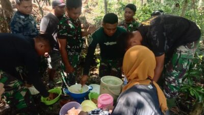 Dukung Program TMMD, Kaum Ibu di Tanah Lemo Membawa Makanan untuk Satgas