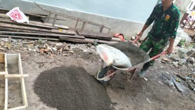 Satgas TMMD ke-117 Membuat Patok Jalan untuk Meningkatkan Aksesibilitas