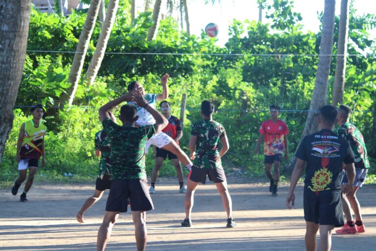 Jaga Kebugaran Fisik, Anggota Satgas TMMD 117 Gelar Olahraga Bersama Warga