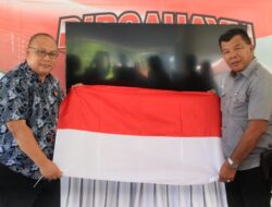 Dukung Gerakan Pembagian Bendera, Kajari Bulukumba Sumbang 100 Bendera Merah Putih