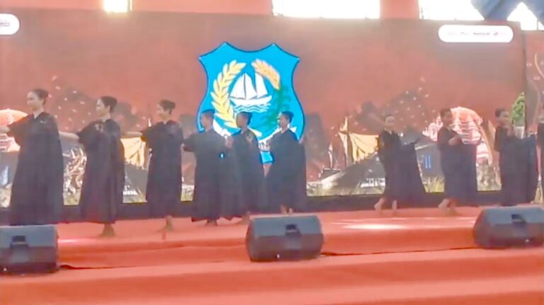 Perayaan Hari Jadi Sulsel ke-354: Tari Kajang Bulukumba Memukau Penonton di Pantai Losari