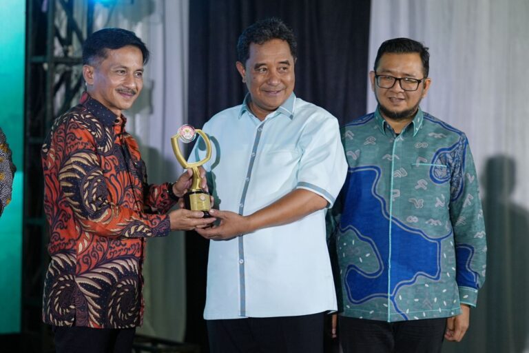 KPID Sulsel Anugerahkan Penghargaan Kepada Bupati Bulukumba