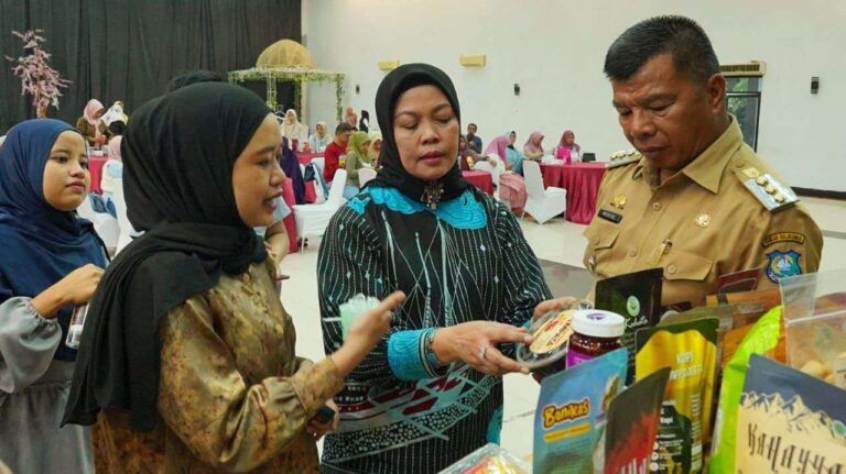 Bupati Bulukumba dan Ketua Dekranasda Semangati Pelaku UMKM Pangan
