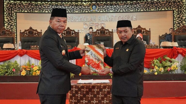 Bupati Bulukumba Andi Muchtar Ali Yusuf Serahkan RAPBD Tahun 2024 ke DPRD