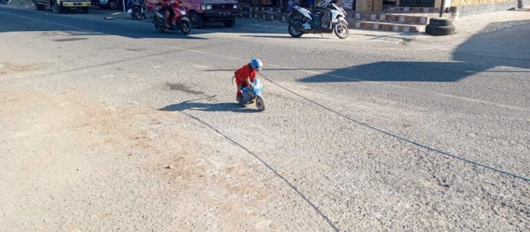 Pertunjukan Topeng Monyet Meriahkan Sore di Pasar Tanete Bulukumba