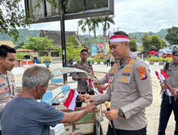 HUT RI ke-80, Polres Kolaka Hidupkan Semangat Nasionalisme Lewat Pembagian Bendera