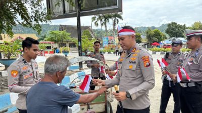 HUT RI ke-80, Polres Kolaka Hidupkan Semangat Nasionalisme Lewat Pembagian Bendera