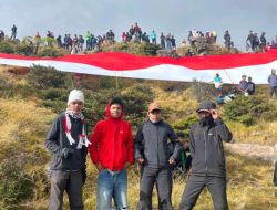 Kisah Bendera Raksasa 60 Kg Berkibar di Puncak Gunung Bawakaraeng, Dibuat Putra Bulukumba
