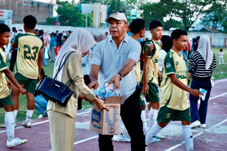 Usai Tutup Liga Pelajar Indonesia, Andi Utta Ajak Suporter Pungut Sampah di Stadion Mini Bulukumba