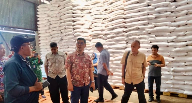 Wabup Edy Manaf Cek Gudang Pupuk, Pastikan Harga Murah dan Stok Aman untuk Petani Bulukumba