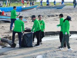 Aksi Bersih Pantai Merpati Bulukumba Gaungkan Pesan Cinta Lingkungan di Festival Pinisi