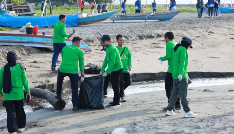 Aksi Bersih Pantai Merpati Bulukumba Gaungkan Pesan Cinta Lingkungan di Festival Pinisi