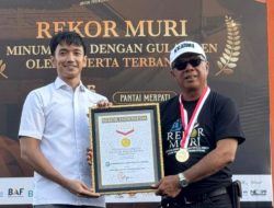 Rekor MURI Minum Kopi Gula Aren Peserta Terbanyak Terukir di Festival Pinisi Bulukumba 2025