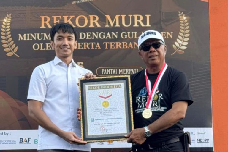 Rekor MURI Minum Kopi Gula Aren Peserta Terbanyak Terukir di Festival Pinisi Bulukumba 2025