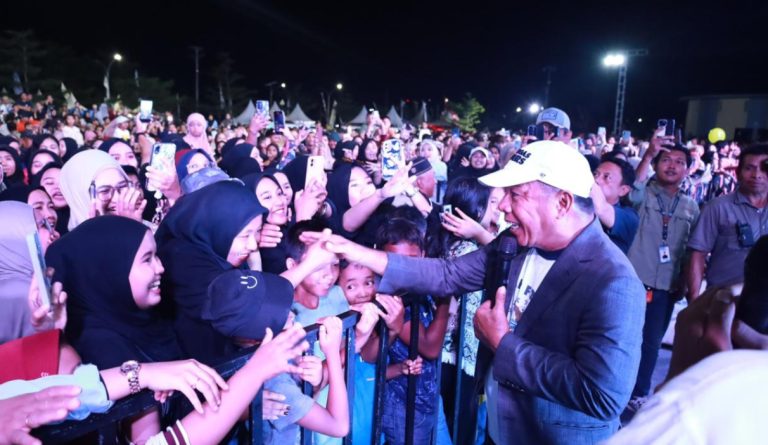 Ribuan Warga Meriahkan Penutupan Festival Pinisi Bulukumba, Andi Utta Pecahkan Rekor MURI