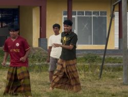 Anggota DPRD Sulsel Andi Aan Berbaur dengan Warga di Lomba Sepak Bola Sarung Bontonyeleng
