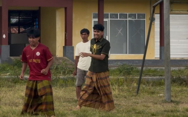 Anggota DPRD Sulsel Andi Aan Berbaur dengan Warga di Lomba Sepak Bola Sarung Bontonyeleng