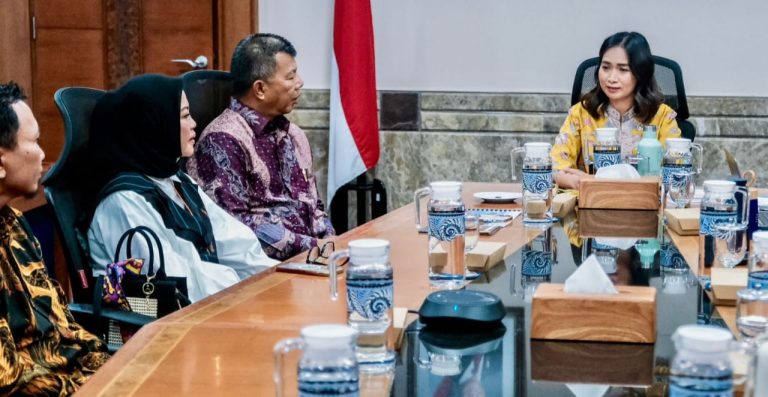 Didampingi Sang Istri, Andi Utta Temui Wamen Pariwisata, Sampaikan Undangan Khusus ke Festival Pinisi 2025