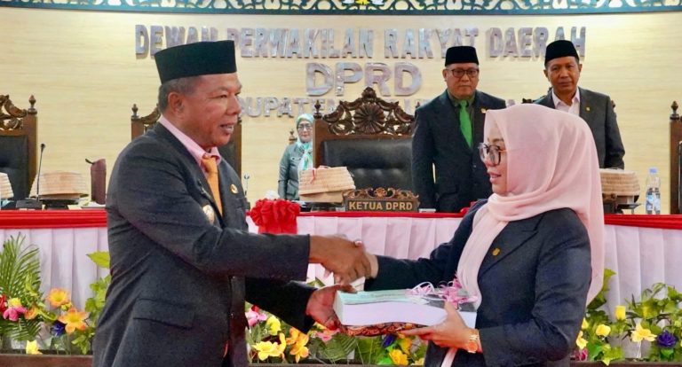 Andi Utta Serahkan Ranperda APBD, RTRW dan Narkoba
