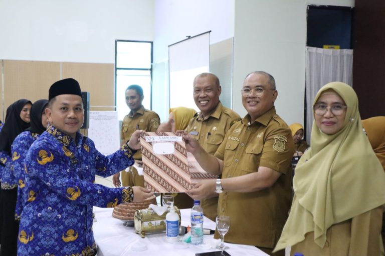 Setelah Bertahun-Tahun Mengabdi, A. Abri Amin Terima SK Pengangkatan PPPK Paruh Waktu di RSUD Bulukumba