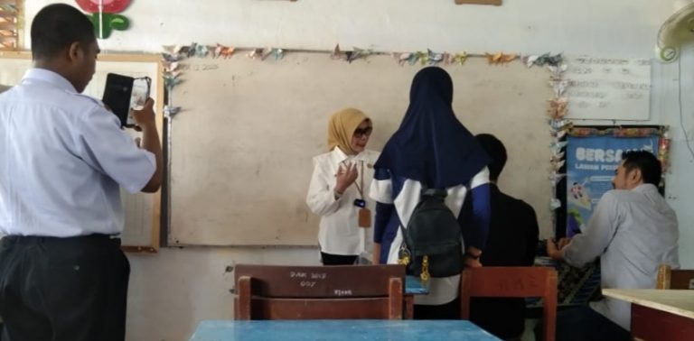 Ketua PGRI Bulukumba Pantau Langsung Gerakan Ayah Mengambil Rapor di SMP Negeri 1 Bulukumba