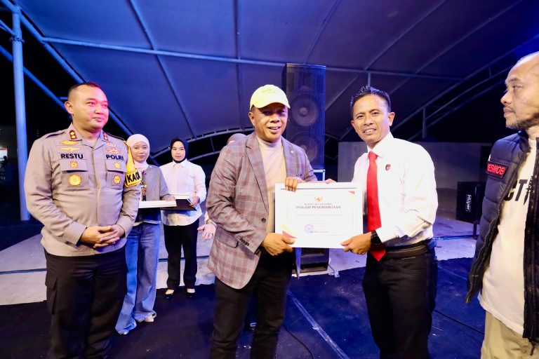 Momentum Tahun Baru, Andi Utta Serahkan 8 Penghargaan kepada Personel Polres Bulukumba