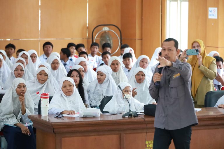 Diskominfo Bulukumba dan SMPN 1 Gelar Pelatihan Jurnalistik untuk Siswa