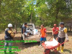 Tempuh Medan Ekstrim, Bhabinkamtibmas Bersama Warga Perbaiki Irigasi