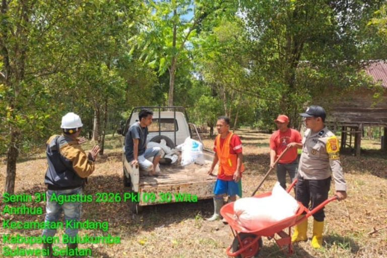 Tempuh Medan Ekstrim, Bhabinkamtibmas Bersama Warga Perbaiki Irigasi